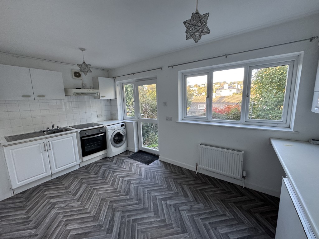 Lot: 37 - MID-TERRACE PROPERTY COMPRISING THREE-BEDROOM MAISONETTE AND GARDEN FLAT FOR IMPROVEMENT AND REPAIR - 52A Meadfoot Lane kitchen